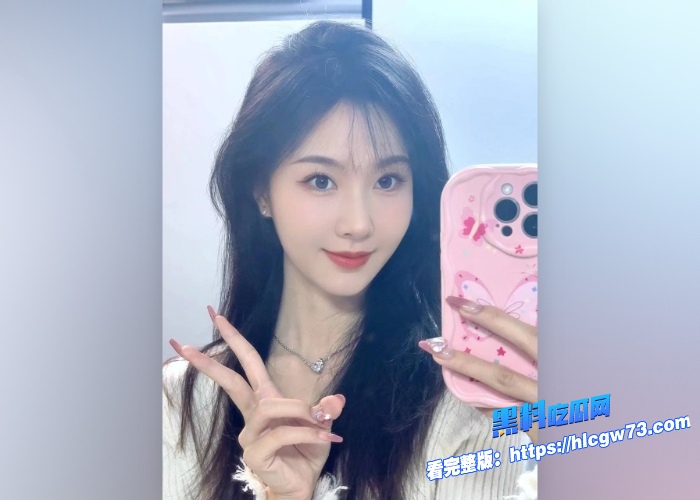 海角乱伦表姐在房间玩手机想摸表姐巨乳但是一直拒绝结果还是被我按在床上暴操内射喊的好爽超大声 图2