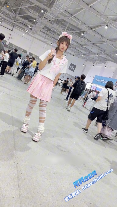 街头抄底偷拍！抄底大神商场偷拍JK制服小萝莉 白色内裤直击眼球！3