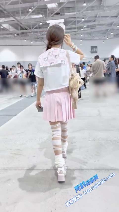 街头抄底偷拍！抄底大神商场偷拍JK制服小萝莉 白色内裤直击眼球！4