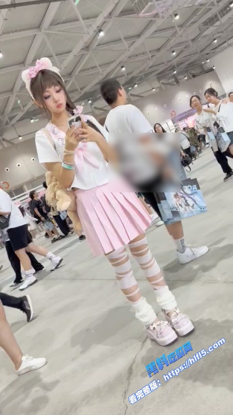 街头抄底偷拍！抄底大神商场偷拍JK制服小萝莉 白色内裤直击眼球！7
