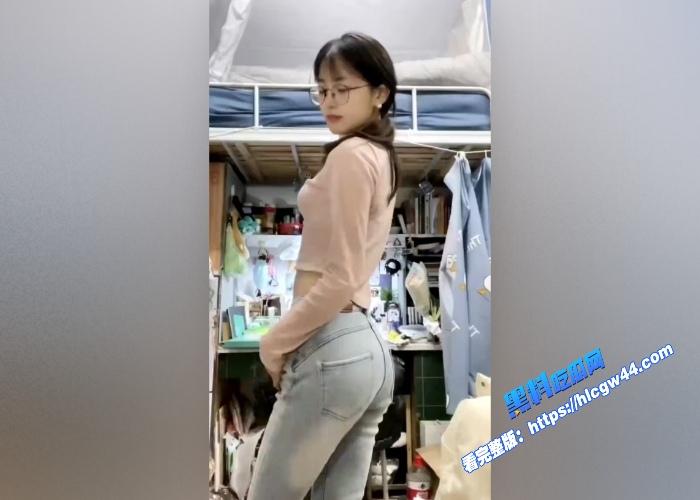极品反差女大学生高颜值眼镜娘吃鸡视频流出平坦的小腹上纹着黑桃Q被大屌爆操 图 1WH700x500px