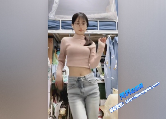 极品反差女大学生高颜值眼镜娘吃鸡视频流出平坦的小腹上纹着黑桃Q被大屌爆操 图 3WH700x500px