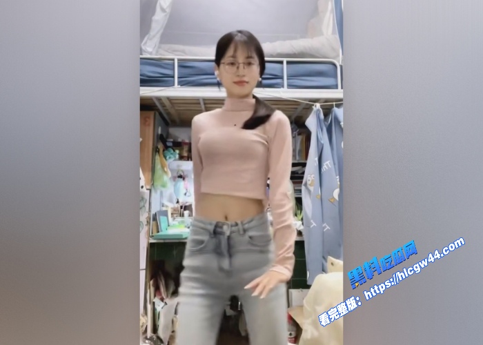 极品反差女大学生高颜值眼镜娘吃鸡视频流出平坦的小腹上纹着黑桃Q被大屌爆操 图 4WH700x500px