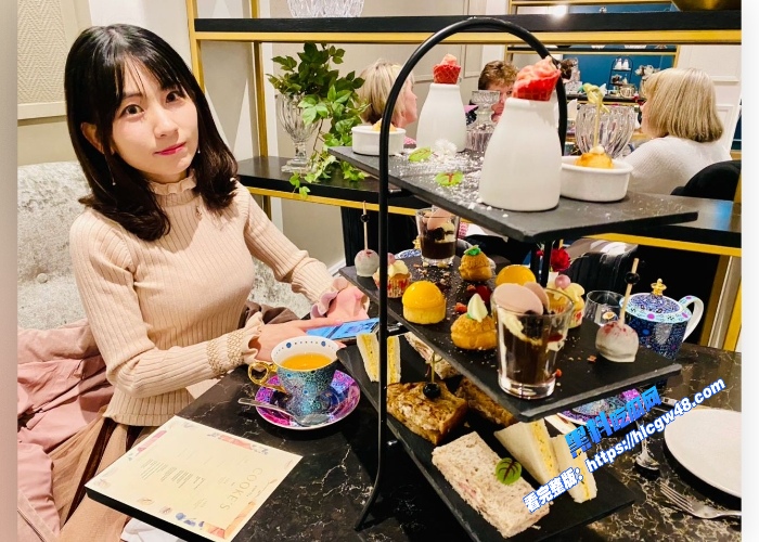 某大学清纯校花表面俏皮可爱私下极度反差粉嫩白虎无毛小穴惨遭肉棒打桩淫叫声极其销魂 图1WH700x500px