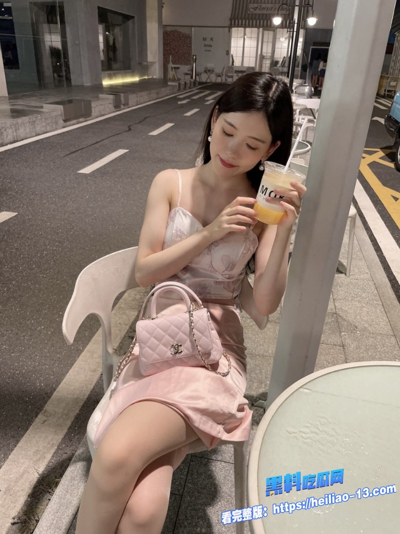 推特女神空姐霏霏与金主酒店开房视频被泄密 3