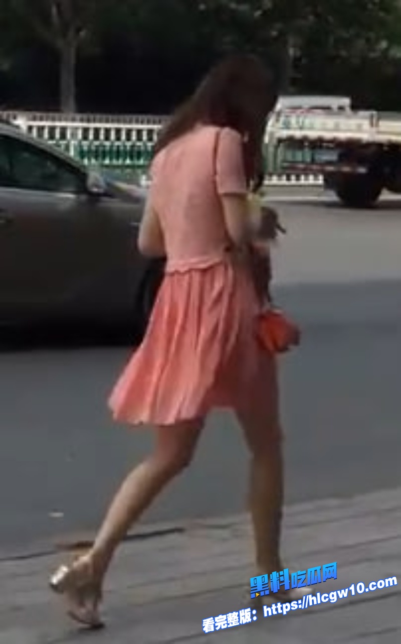 有变态出没请注意达叔街射狂魔再出击电梯秒射眼镜短发黑裙少妇 4
