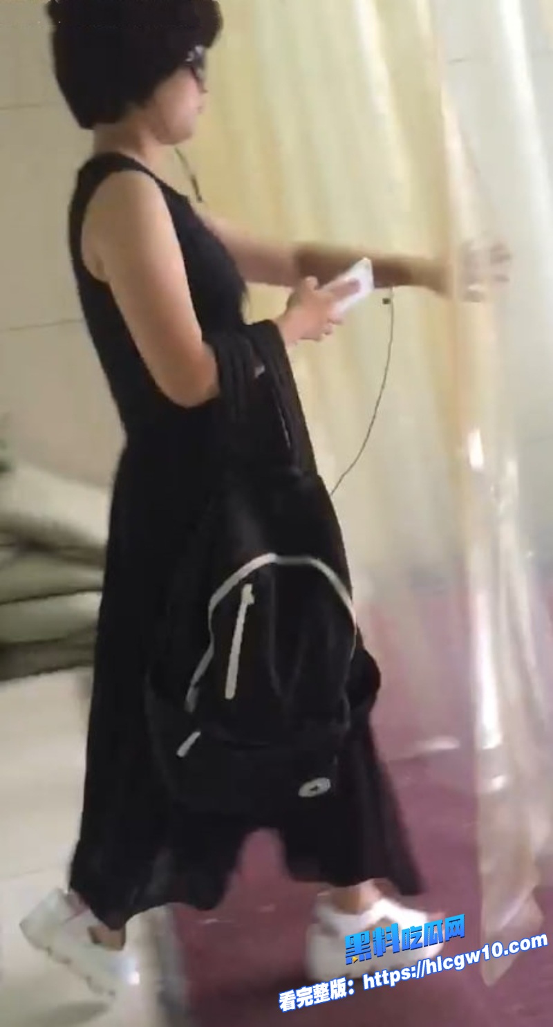 有变态出没请注意达叔街射狂魔再出击电梯秒射眼镜短发黑裙少妇 5