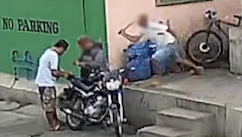 菲律宾两名摩的司机当街互砍2