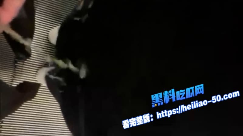 极限挑战沈阳地铁呲尿哥横空出世见妹子就当场尿裤子还帮擦街射偷拍全曝光 1 极限挑战沈阳地铁呲尿哥横空出世见妹子就当场尿裤子还帮擦街射偷拍全曝光 1