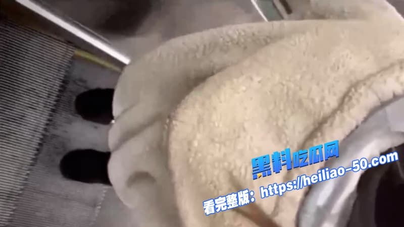 极限挑战沈阳地铁呲尿哥横空出世见妹子就当场尿裤子还帮擦街射偷拍全曝光 3 极限挑战沈阳地铁呲尿哥横空出世见妹子就当场尿裤子还帮擦街射偷拍全曝光 3