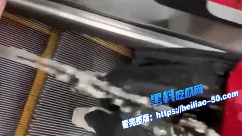 极限挑战沈阳地铁呲尿哥横空出世见妹子就当场尿裤子还帮擦街射偷拍全曝光 4 极限挑战沈阳地铁呲尿哥横空出世见妹子就当场尿裤子还帮擦街射偷拍全曝光 4