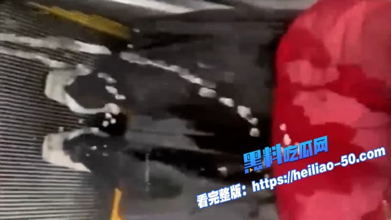 极限挑战沈阳地铁呲尿哥横空出世见妹子就当场尿裤子还帮擦街射偷拍全曝光 5 极限挑战沈阳地铁呲尿哥横空出世见妹子就当场尿裤子还帮擦街射偷拍全曝光 5