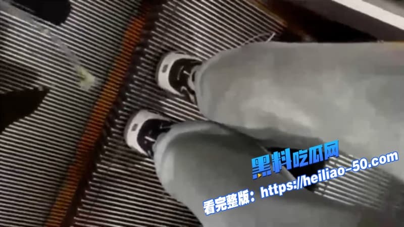 极限挑战沈阳地铁呲尿哥横空出世见妹子就当场尿裤子还帮擦街射偷拍全曝光 6 极限挑战沈阳地铁呲尿哥横空出世见妹子就当场尿裤子还帮擦街射偷拍全曝光 6
