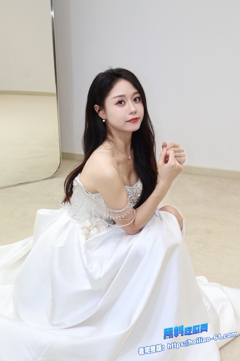 真实兄妹乱伦妹妹假扮哥哥新娘身穿性感婚纱跪地口交随后遭巨屌疯狂打桩这对兄妹也太会玩了1 真实兄妹乱伦妹妹假扮哥哥新娘身穿性感婚纱跪地口交随后遭巨屌疯狂打桩这对兄妹也太会玩了1