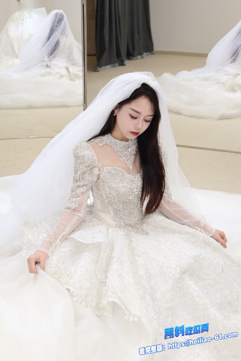 真实兄妹乱伦妹妹假扮哥哥新娘身穿性感婚纱跪地口交随后遭巨屌疯狂打桩这对兄妹也太会玩了2 真实兄妹乱伦妹妹假扮哥哥新娘身穿性感婚纱跪地口交随后遭巨屌疯狂打桩这对兄妹也太会玩了2