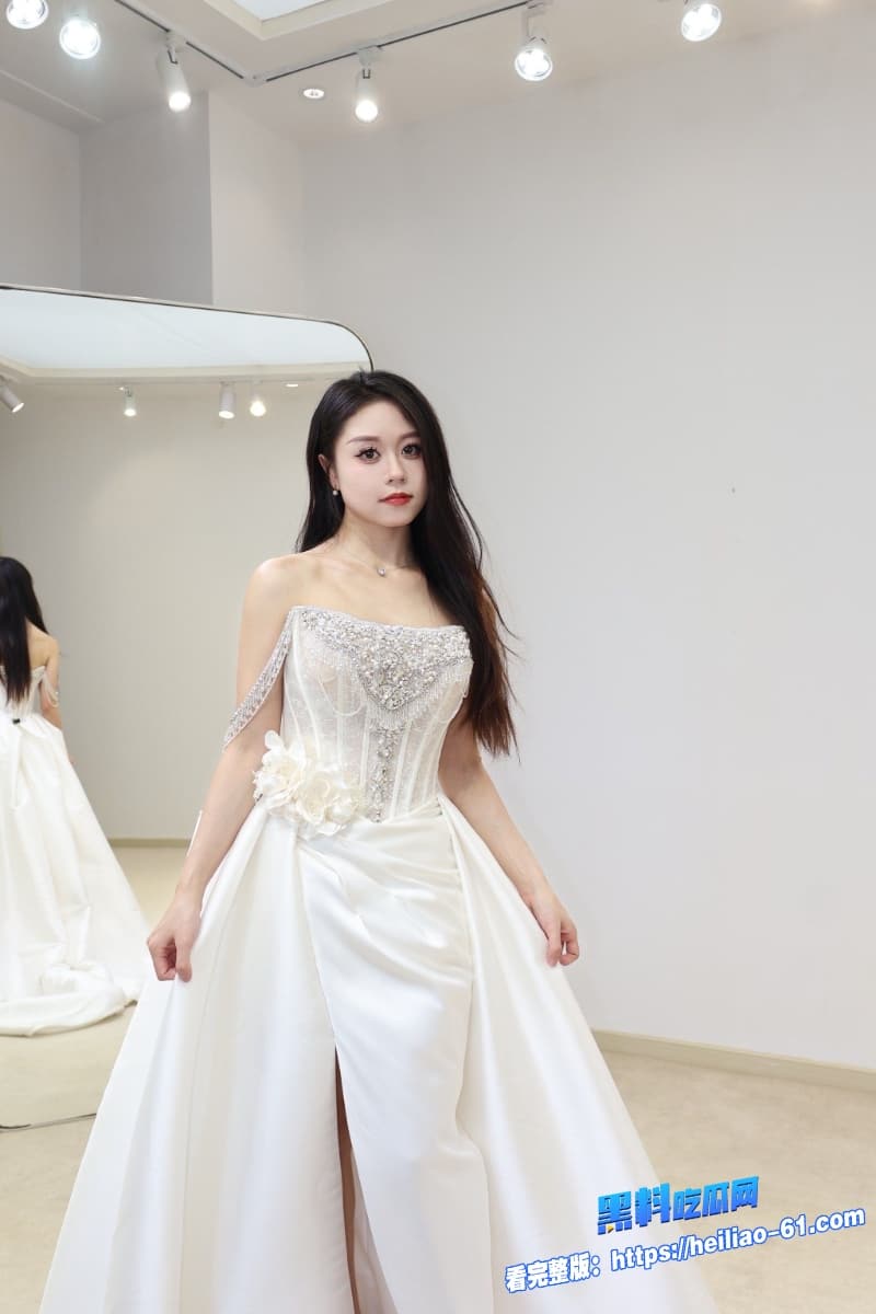 真实兄妹乱伦妹妹假扮哥哥新娘身穿性感婚纱跪地口交随后遭巨屌疯狂打桩这对兄妹也太会玩了4 真实兄妹乱伦妹妹假扮哥哥新娘身穿性感婚纱跪地口交随后遭巨屌疯狂打桩这对兄妹也太会玩了4