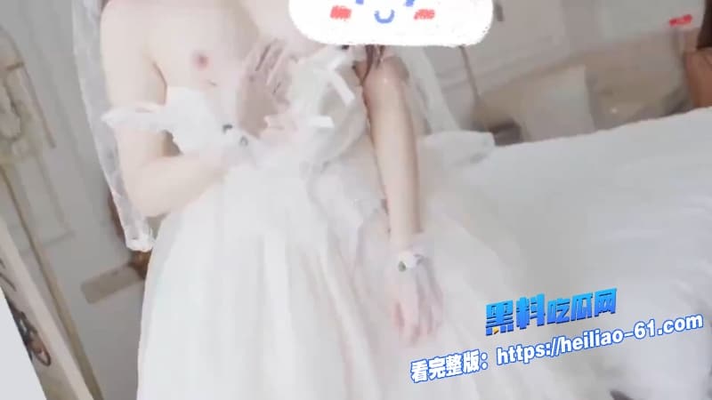 真实兄妹乱伦妹妹假扮哥哥新娘身穿性感婚纱跪地口交随后遭巨屌疯狂打桩这对兄妹也太会玩了6 真实兄妹乱伦妹妹假扮哥哥新娘身穿性感婚纱跪地口交随后遭巨屌疯狂打桩这对兄妹也太会玩了6