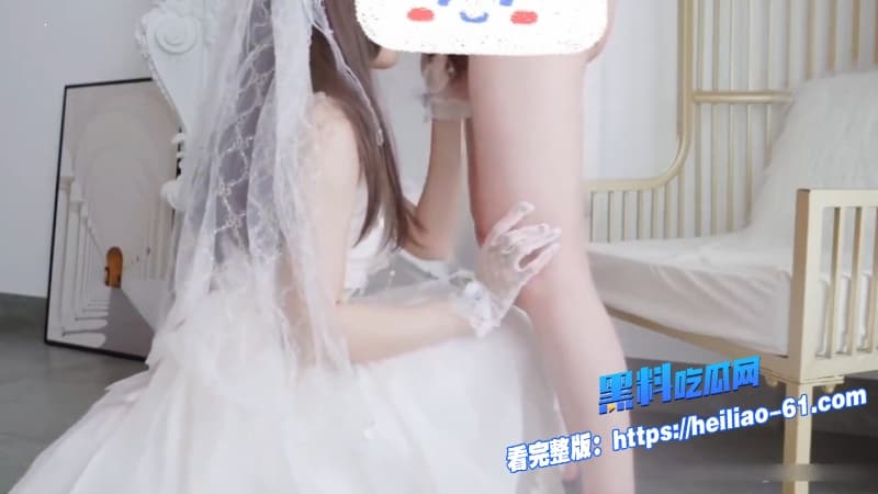真实兄妹乱伦妹妹假扮哥哥新娘身穿性感婚纱跪地口交随后遭巨屌疯狂打桩这对兄妹也太会玩了7 真实兄妹乱伦妹妹假扮哥哥新娘身穿性感婚纱跪地口交随后遭巨屌疯狂打桩这对兄妹也太会玩了7