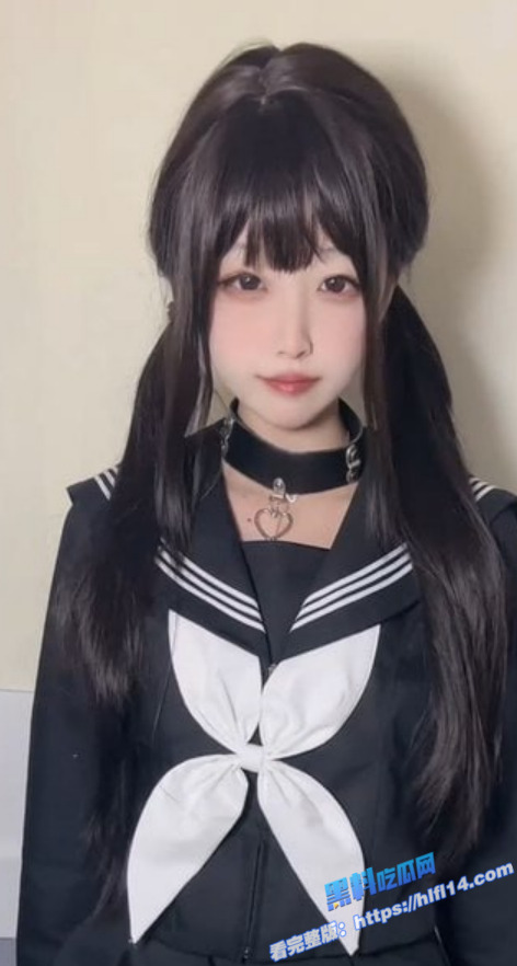 极品颜值大学生COS各种制服，用水晶鸡巴抽插自己的屁眼和骚穴,求这哥哥操她1