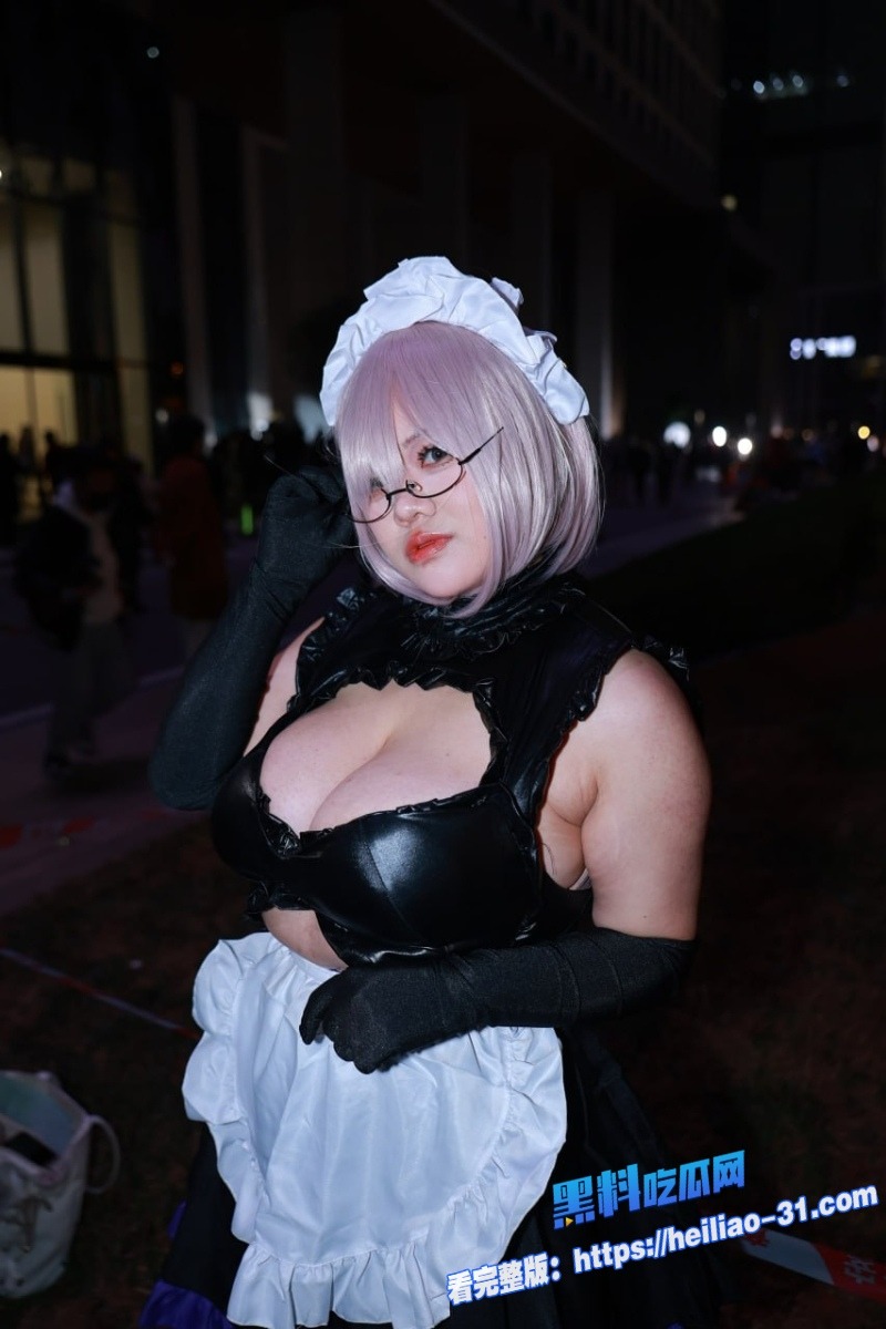 2026广州萤火虫漫展大胸萝莉COS炸场萤火虫里没有虫只有鸡巨乳翘臀制服诱惑现场直击  11