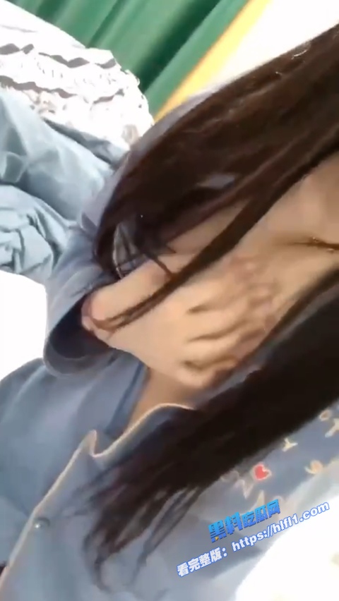 长春反差小母狗 天天给发照片和视频 揉奶舔唇勾引 等一个大屌来抽插她的骚穴！10