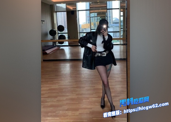高颜纹身妹大一学妹被金主后入爆操性爱视频流出不断抽插看起来一本正经的女大玉臀都纹满纹身看着真带劲 图3