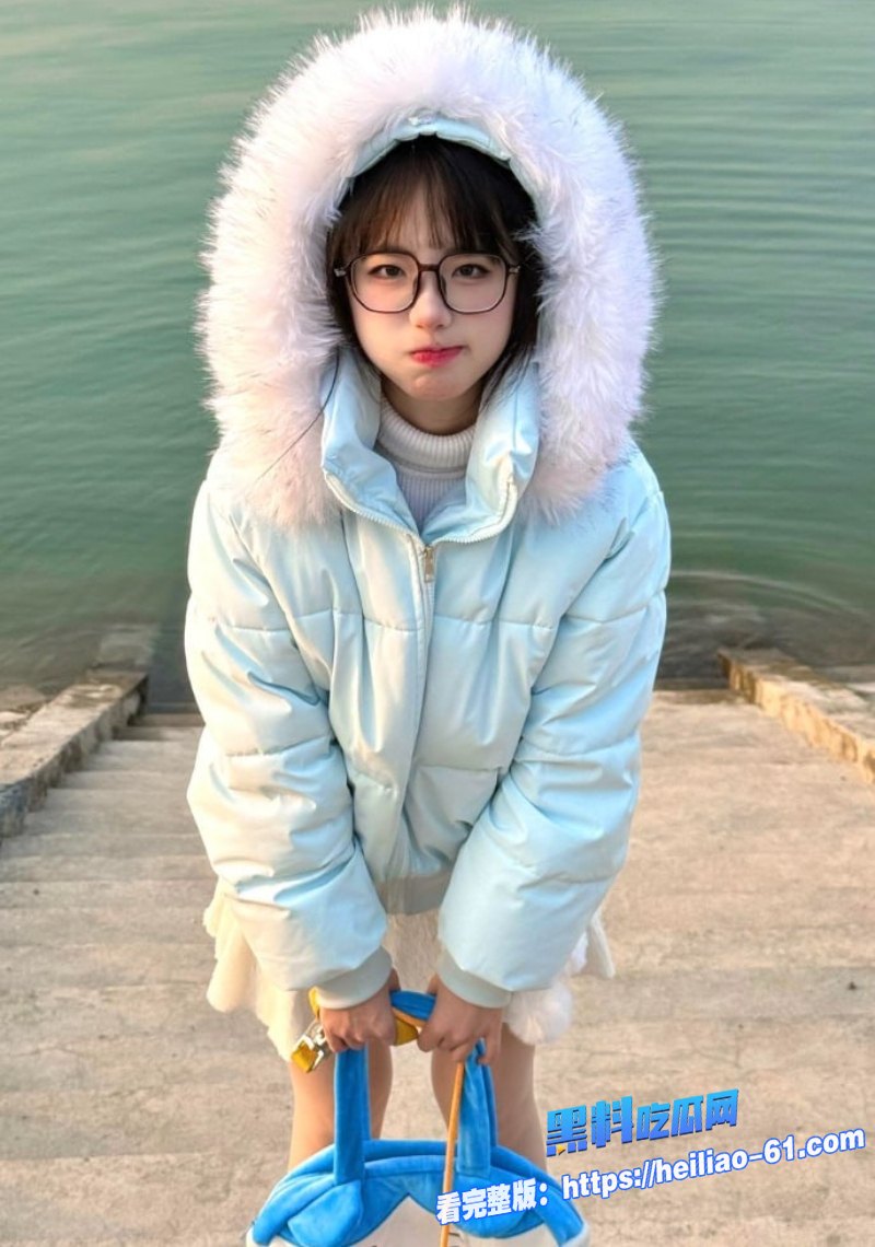 反差眼镜妹第一天上班就被老板调教黑丝跪舔到中出吞精5