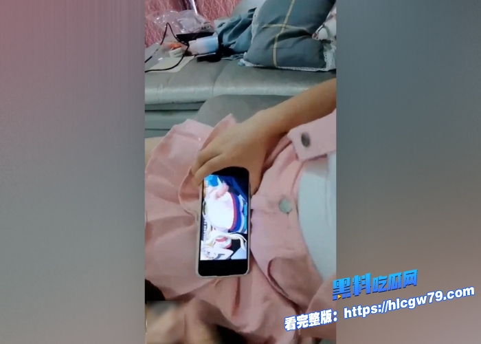 海角乱伦 萝莉女儿刚满18岁就被老父亲亲手开苞听她的哭声心都要碎了5