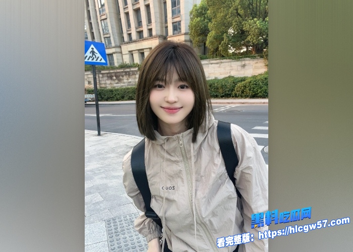 真实乱伦 爸妈不在家 身材苗条骚姐姐制服勾引弟弟不伦之恋  躺在床上瘦弱娇躯被弟弟大肉棒尽情冲撞 爽叫不断 2
