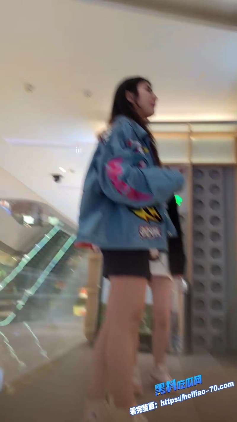 超市商场姐妹花短裙抄底大长腿女神雪白腿根和花边内裤同框偷拍直冲裙底太刺激12 超市商场姐妹花短裙抄底大长腿女神雪白腿根和花边内裤同框偷拍直冲裙底太刺激12