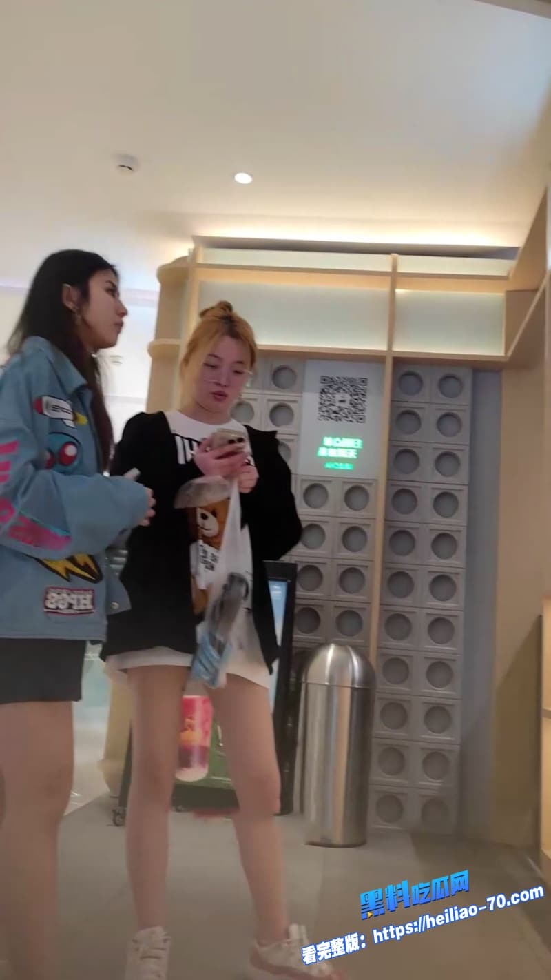 超市商场姐妹花短裙抄底大长腿女神雪白腿根和花边内裤同框偷拍直冲裙底太刺激13 超市商场姐妹花短裙抄底大长腿女神雪白腿根和花边内裤同框偷拍直冲裙底太刺激13