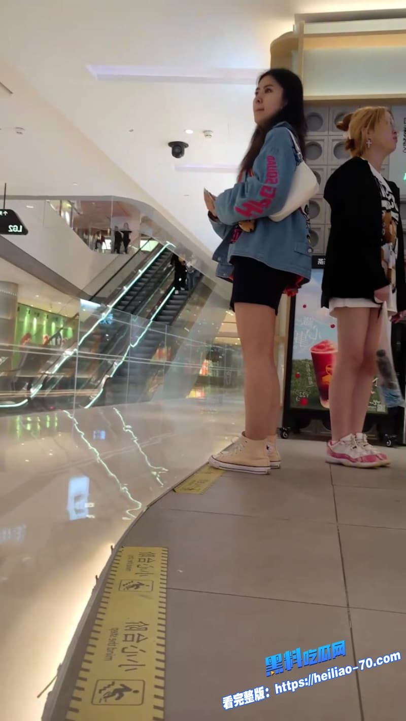 超市商场姐妹花短裙抄底大长腿女神雪白腿根和花边内裤同框偷拍直冲裙底太刺激14 超市商场姐妹花短裙抄底大长腿女神雪白腿根和花边内裤同框偷拍直冲裙底太刺激14