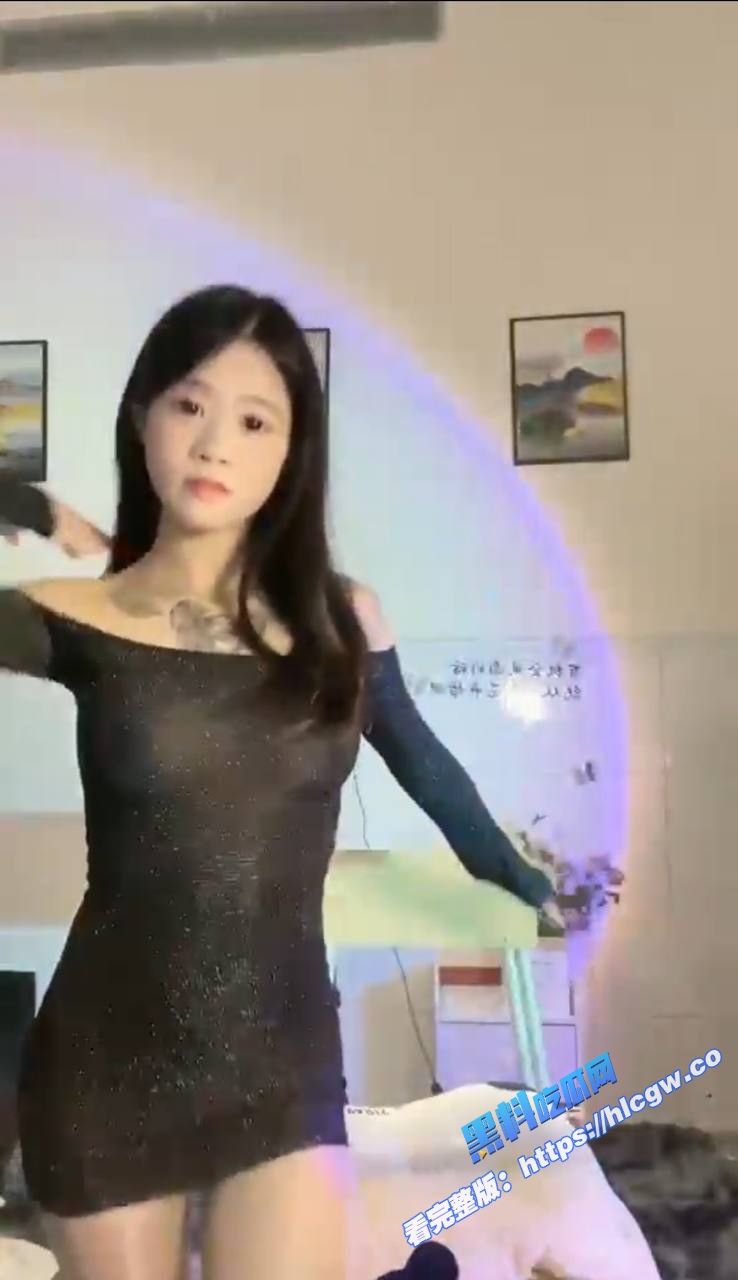 精神小妹被工厂开除 下海做黄播 直播各种裸舞道具自慰 挑逗观众情欲！1