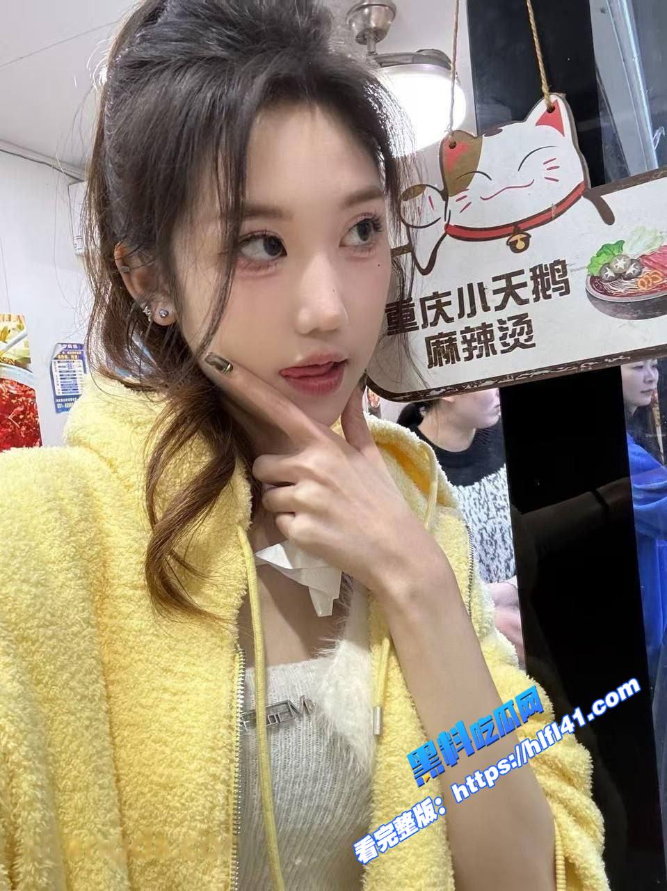 重庆女大学生极品大一学妹和学长男友去酒店开房性爱视频被曝光颜值和身材简直完美 图3