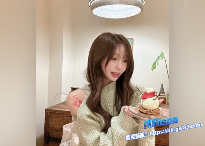 韩国神颜网黄Lovechuu超珍贵线下4P酒店淫乱视频曝光双男双女叠罗汉抽插跪地口交还配上披萨 图1