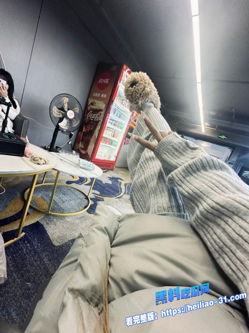 海角乱伦姐弟禁忌惊魂翻车弟弟正扶着姐姐翘臀卖力猛干老爸突然回家差点当场曝光无法收场3 海角乱伦姐弟禁忌惊魂翻车弟弟正扶着姐姐翘臀卖力猛干老爸突然回家差点当场曝光无法收场3