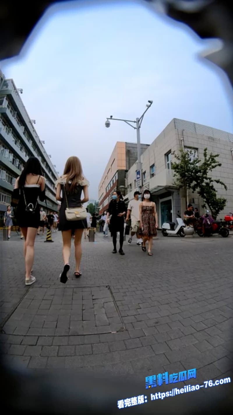 名门夜宴街头低角度高清偷拍美女走光瞬间短裙美女弯腰春光乍现诱惑满分1