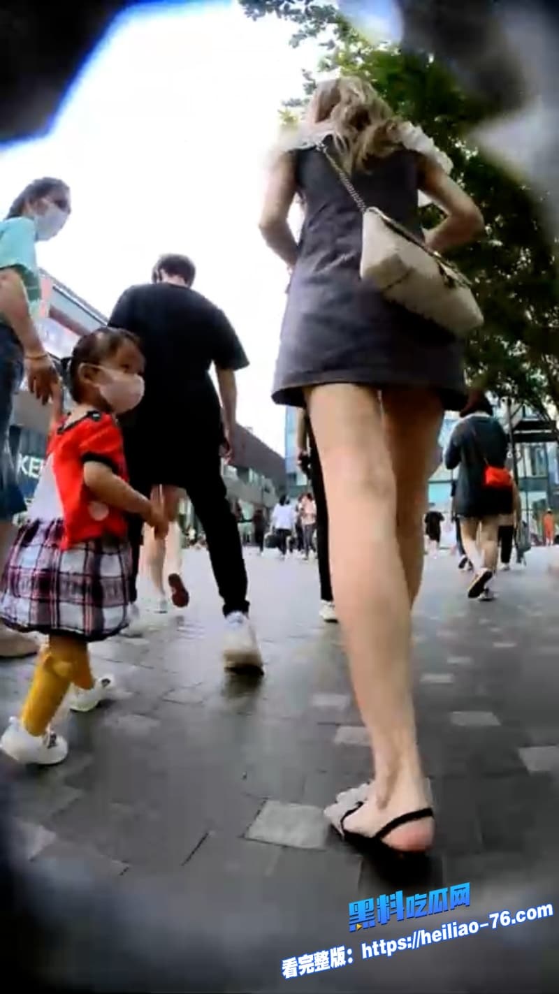 名门夜宴街头低角度高清偷拍美女走光瞬间短裙美女弯腰春光乍现诱惑满分8
