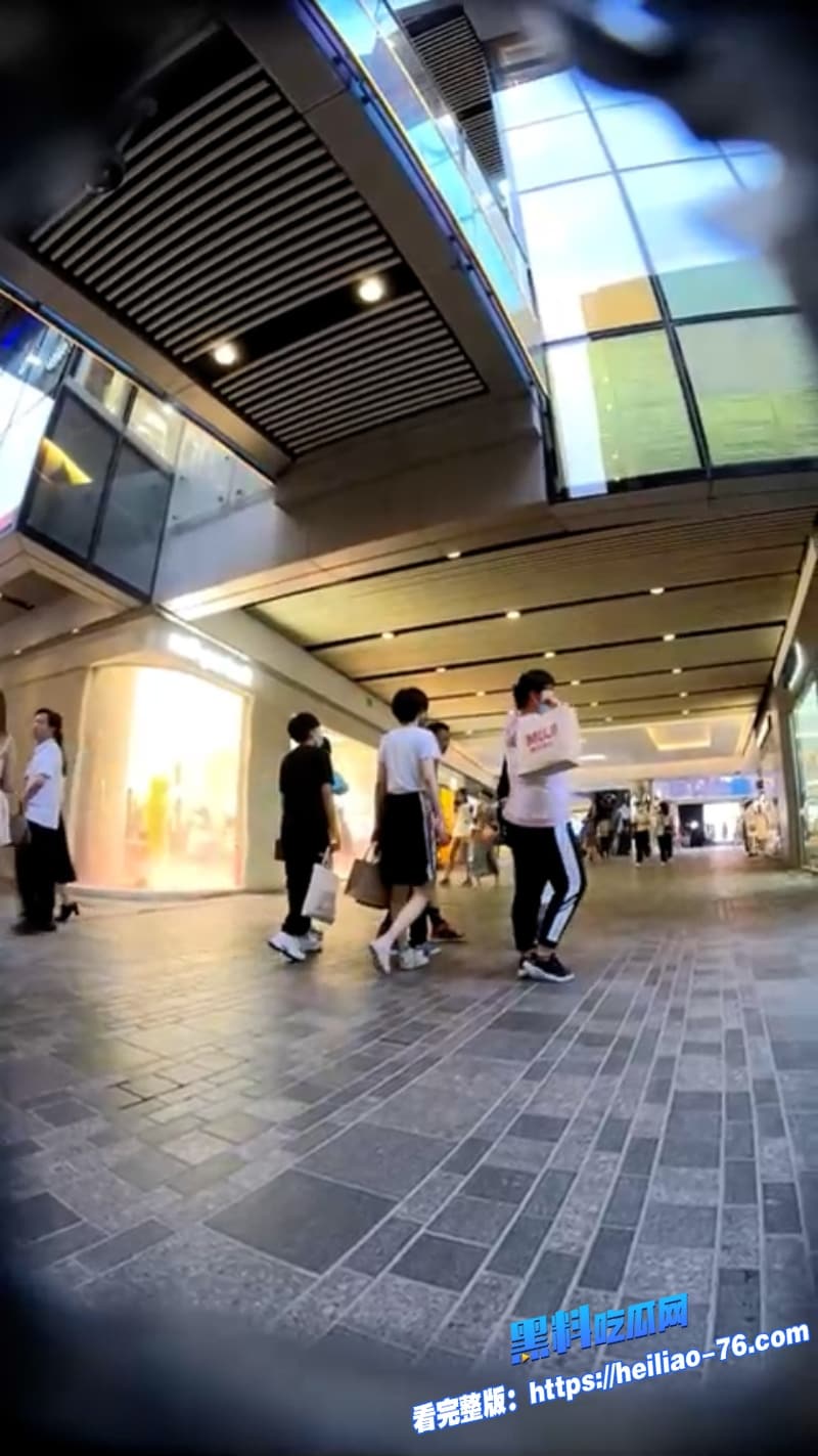 名门夜宴街头低角度高清偷拍美女走光瞬间短裙美女弯腰春光乍现诱惑满分9
