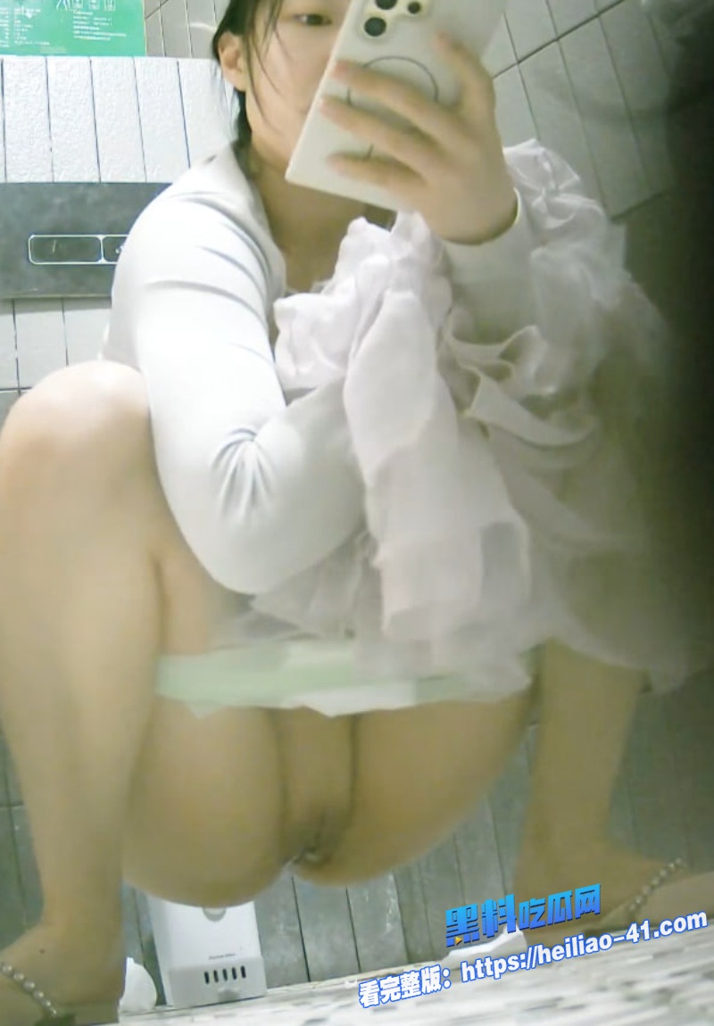 偷拍穿裙子小少妇如厕鲍鱼显露无疑裙底风光无死角私处一览无余全程高能1 偷拍穿裙子小少妇如厕鲍鱼显露无疑裙底风光无死角私处一览无余全程高能1