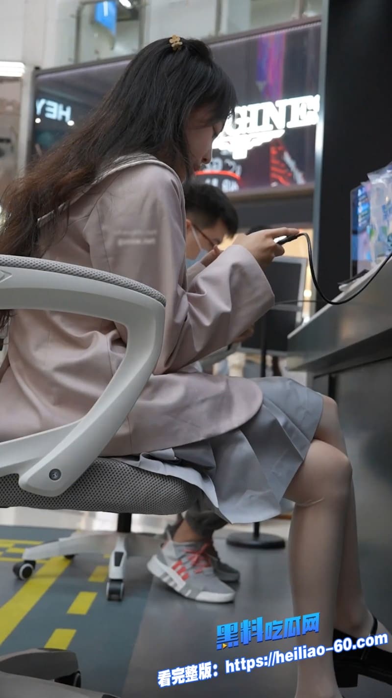粉色JK花边内裤小姐姐商场街头被偷拍跟拍超薄肉丝短裙下春光外泄 2 粉色JK花边内裤小姐姐商场街头被偷拍跟拍超薄肉丝短裙下春光外泄 2