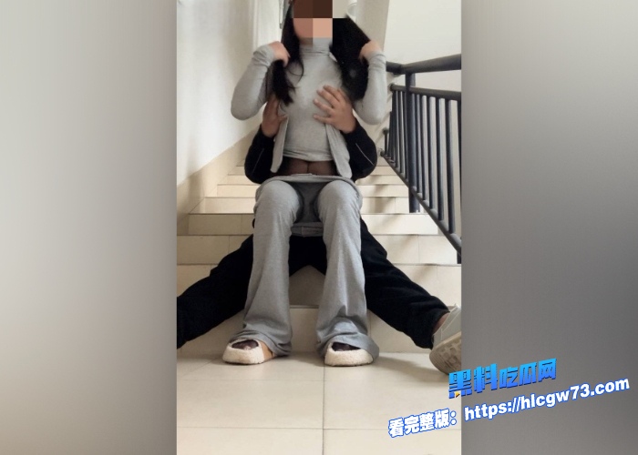 海角乱伦在楼梯间揉着嫂子的小骚穴嫂子忍不住的叫了一声然后我把裤子脱了漏出鸡吧直接塞进嫂子嘴里楼道里真刺激 图4