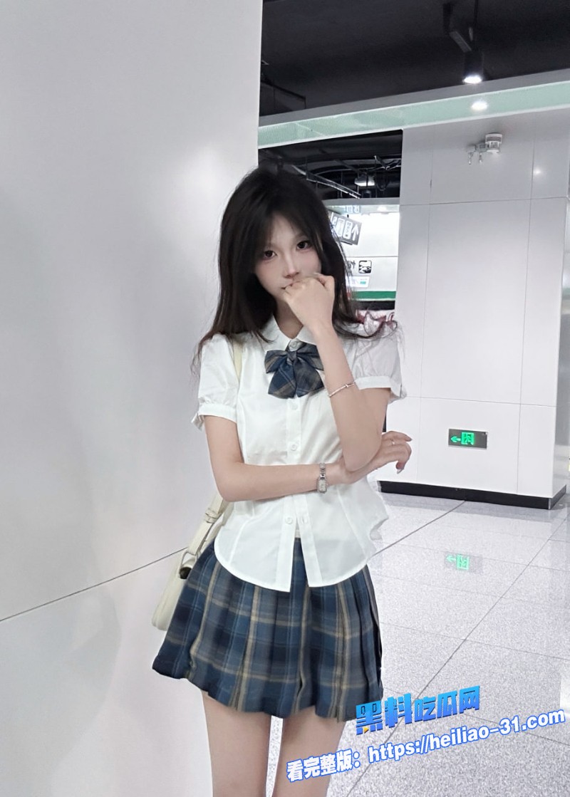 JK制服反差小萝莉私密视频曝光清纯妹妹穿黑丝被哥哥发现秘密4 JK制服反差小萝莉私密视频曝光清纯妹妹穿黑丝被哥哥发现秘密4