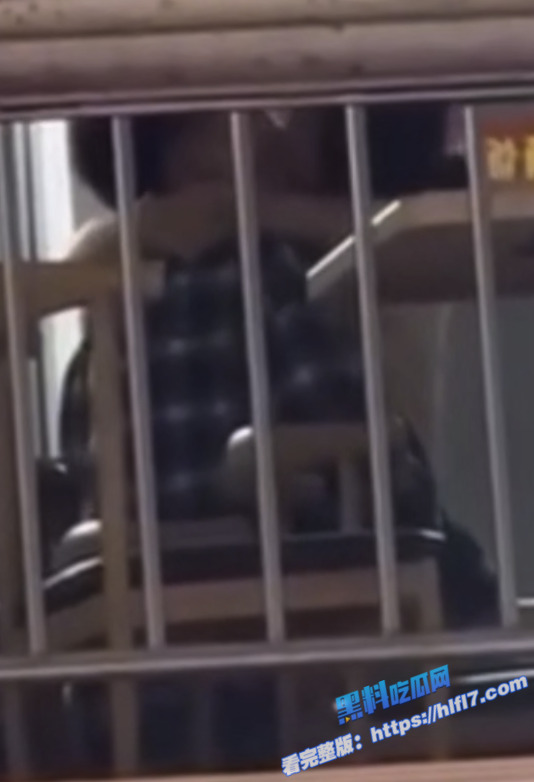 广西河池八方来客饭店二楼大戏 精神小妹小伙热吻观音坐莲 楼下吃瓜群众全看傻！6