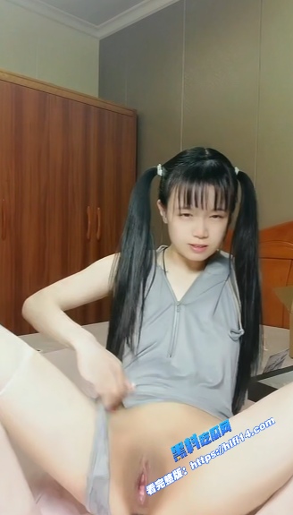 onlyfans清纯大奶萝莉 小兔绵绵 cos友利奈绪 自慰无毛骚黑穴 淫水多得能淹床！ 图5