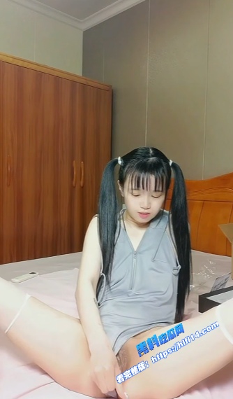 onlyfans清纯大奶萝莉 小兔绵绵 cos友利奈绪 自慰无毛骚黑穴 淫水多得能淹床！ 图7