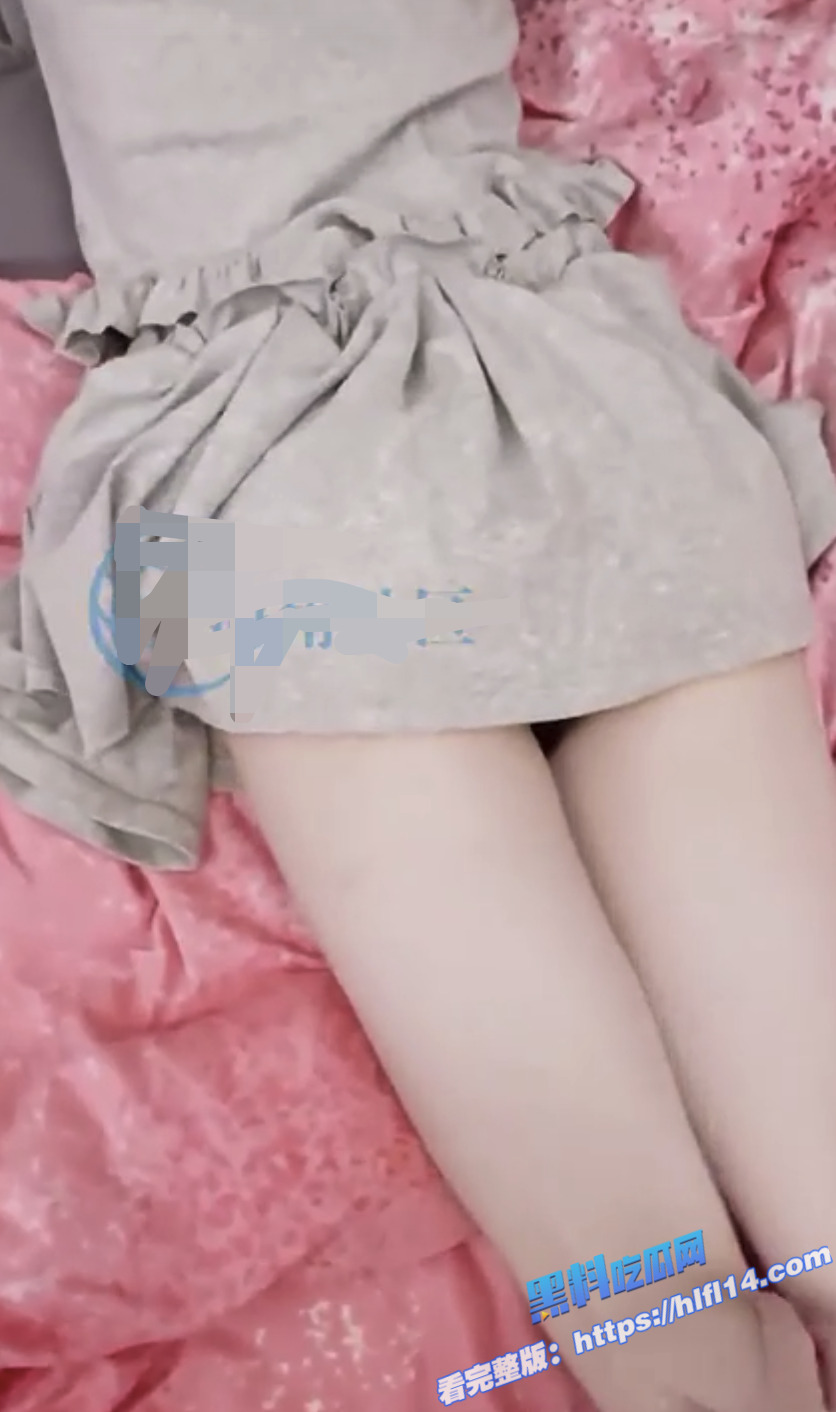 真实兄妹乱伦！看着妹妹漂亮的美腿没忍住 趁妹妹打游戏对她下手了 爆操小嫩穴！3