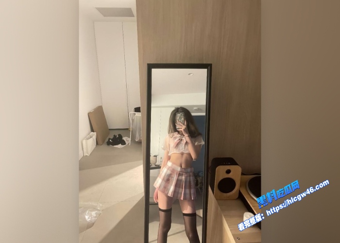 极品美腿蜜臀美女被男友调成母狗酒店3P前后夹击后入爆操打桩淫叫声悦耳 图5WH700x500px