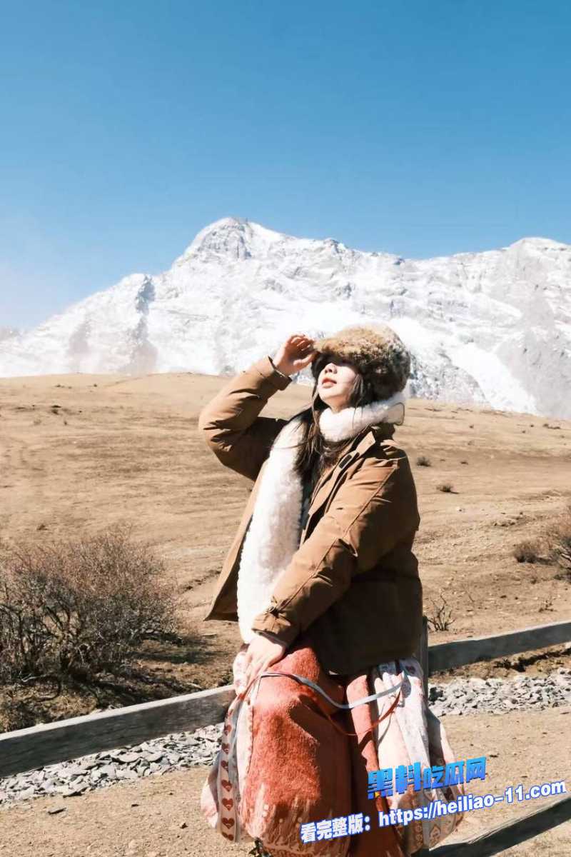 反差母狗巨乳主播辣妹子辣辣直播玩精油开胸 1