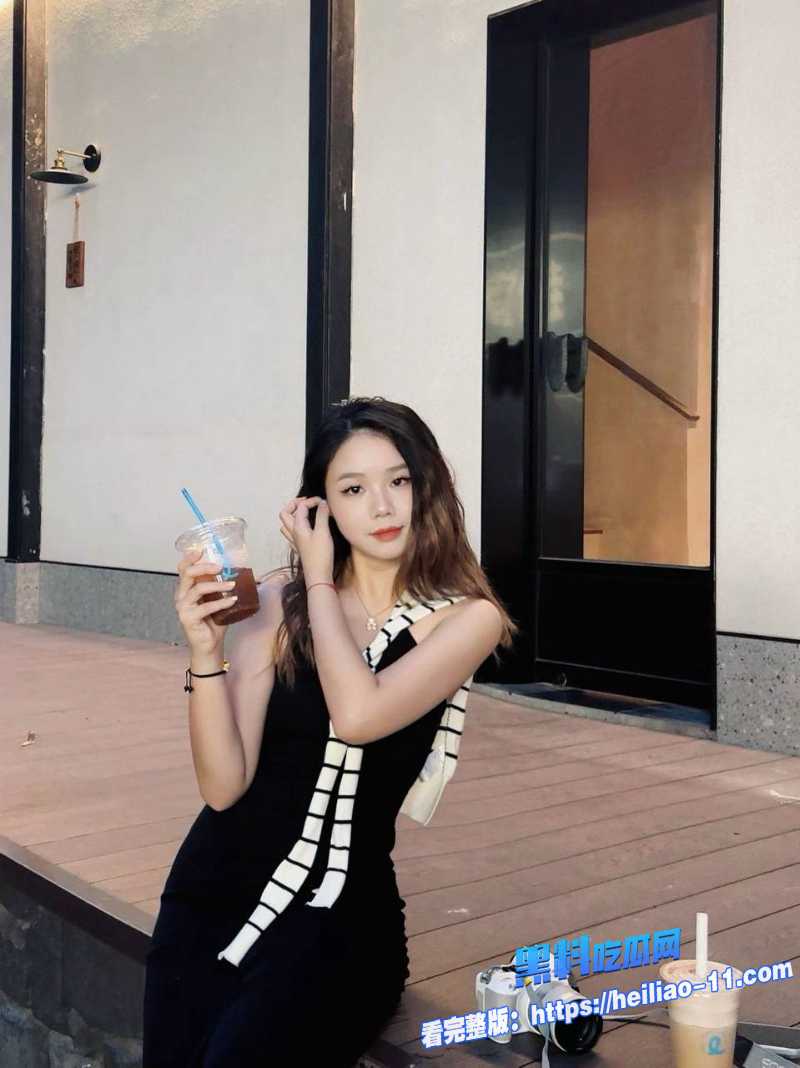 反差母狗巨乳主播辣妹子辣辣直播玩精油开胸 4
